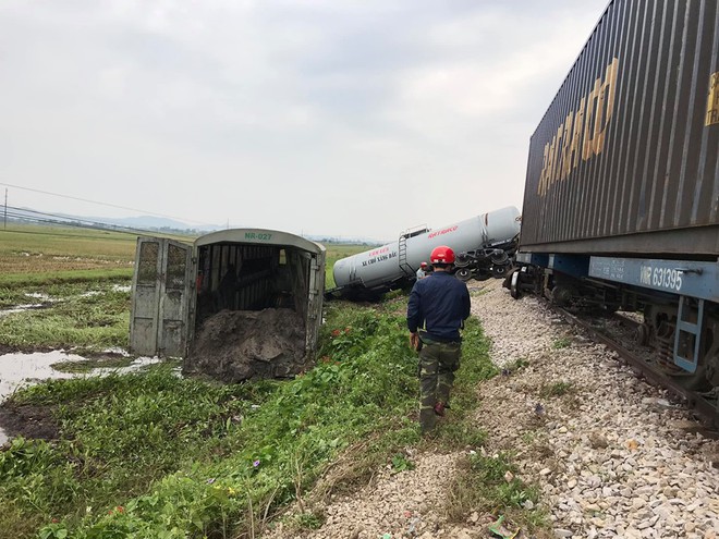 Toàn cảnh hiện trường vụ tai nạn tàu hỏa, 4 toa tàu bị lật, 2 ô tô và xe máy nát bét - Ảnh 6.