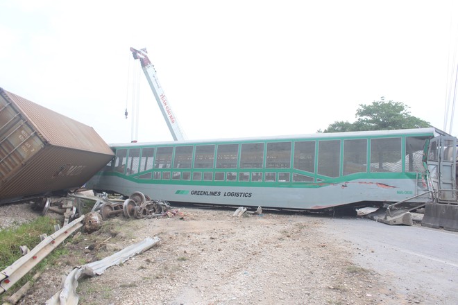 Toàn cảnh hiện trường vụ tai nạn tàu hỏa, 4 toa tàu bị lật, 2 ô tô và xe máy nát bét - Ảnh 5.