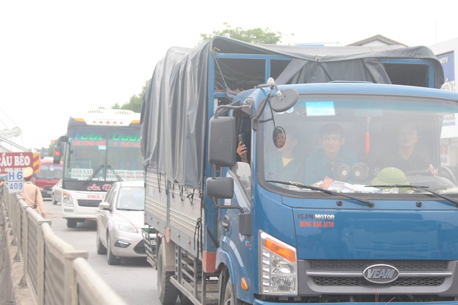 Toàn cảnh hiện trường vụ tai nạn tàu hỏa, 4 toa tàu bị lật, 2 ô tô và xe máy nát bét - Ảnh 9.