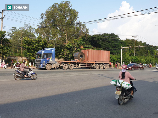 Container ôm cua cán chết người phụ nữ tại ngã ba tử thần trên Quốc lộ 13 - Ảnh 1.