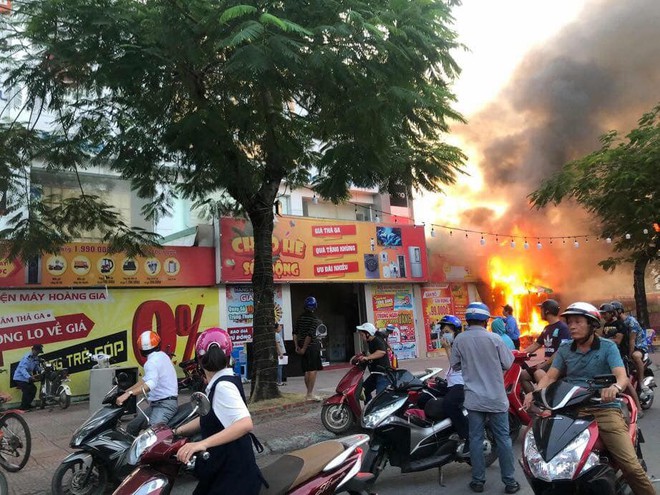 Hải Phòng: Đang cháy lớn tại cửa hàng điện máy Hoàng Gia - Ảnh 1.