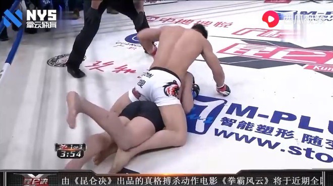 Bị sỉ nhục, “con hổ làng MMA Trung Quốc” tung cú siết cổ ngoạn mục kết liễu võ sĩ Nhật Bản - Ảnh 2.