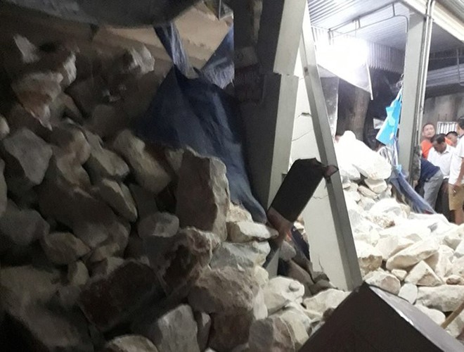 Xe tải chở đá bị lật làm sập nhà dân ở Nghệ An - Ảnh 1.