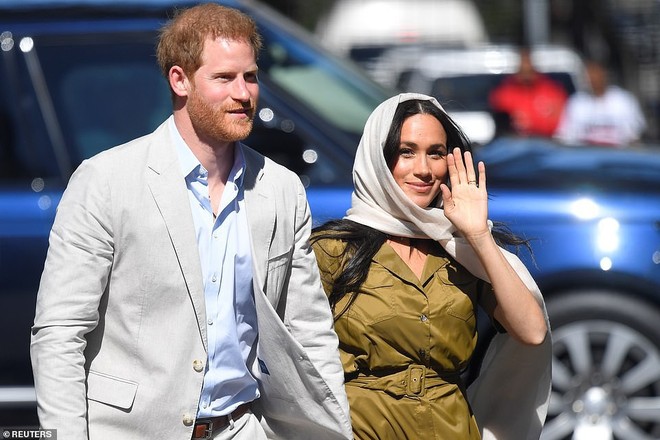 Meghan Markle bị chê kém tinh tế, thua xa chị dâu Kate khi lần đầu tiên đội khăn trùm đầu theo kiểu Hồi giáo - Ảnh 1.