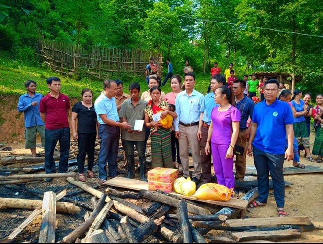 Đang ngủ thì nhà cháy, mẹ vội ôm 3 con nhỏ tháo chạy - Ảnh 4.