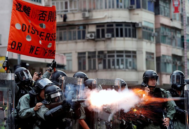 Lãnh đạo Hong Kong lần đầu đối thoại với người biểu tình - Ảnh 2.