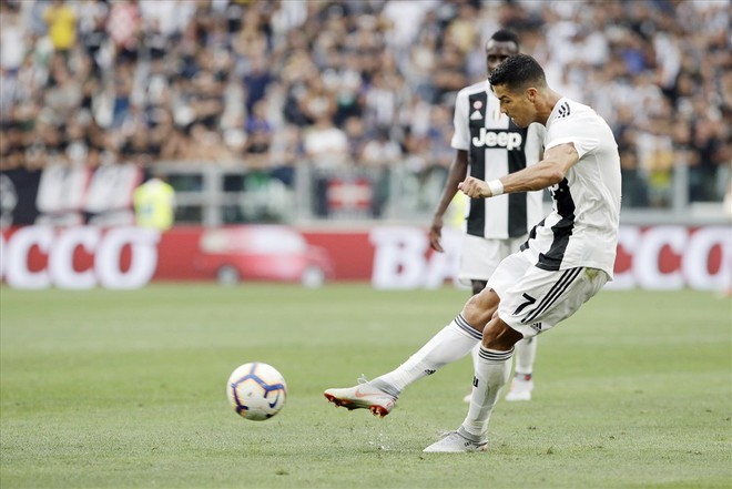 Ronaldo bất ngờ xuất hiện trong danh sách đá phạt dở tệ của Serie A - Ảnh 2.
