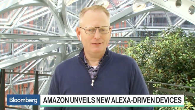 CEO Amazon quảng cáo tai nghe nhà làm nhưng lại đeo sản phẩm của đối thủ - Ảnh 1.