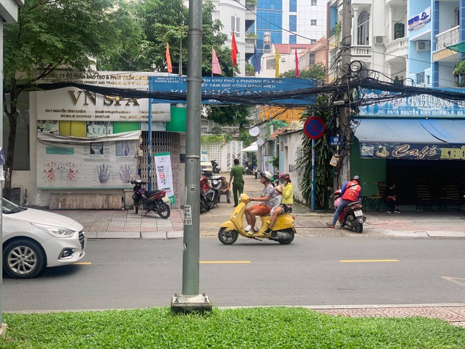 Vụ thẩm phán và giảng viên bị tố bắt cóc 3 cháu nhỏ ở Sài Gòn: Khởi tố vụ án xâm hại chỗ ở - Ảnh 2.