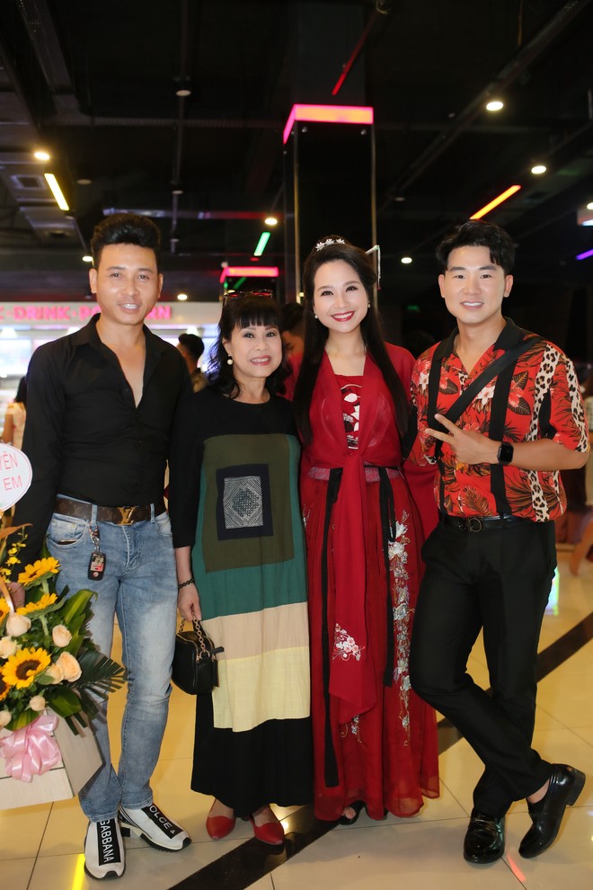 Dàn sao miền Bắc tới chúc mừng ca sĩ Huyền Trang ra MV mới - Ảnh 6.