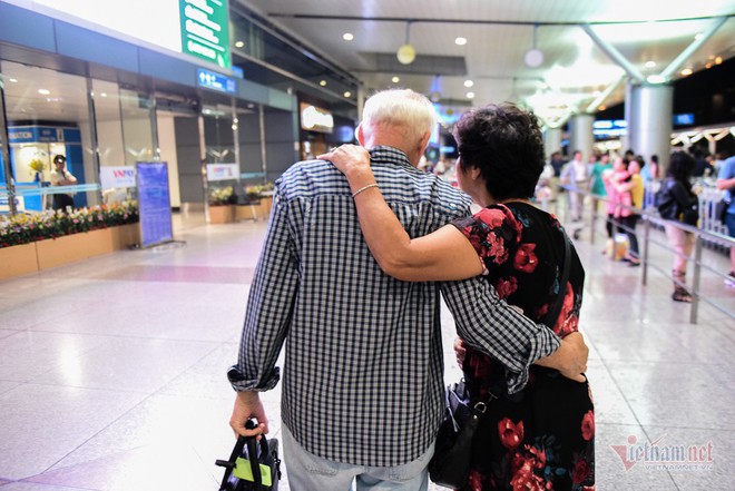 Nụ hôn chia tay người tình Việt 50 năm của cựu binh Mỹ trước khi lên máy bay - Ảnh 12.