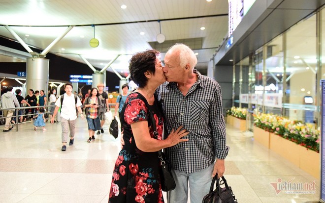 Nụ hôn chia tay người tình Việt 50 năm của cựu binh Mỹ trước khi lên máy bay - Ảnh 13.