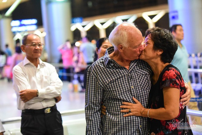 Nụ hôn chia tay người tình Việt 50 năm của cựu binh Mỹ trước khi lên máy bay - Ảnh 8.