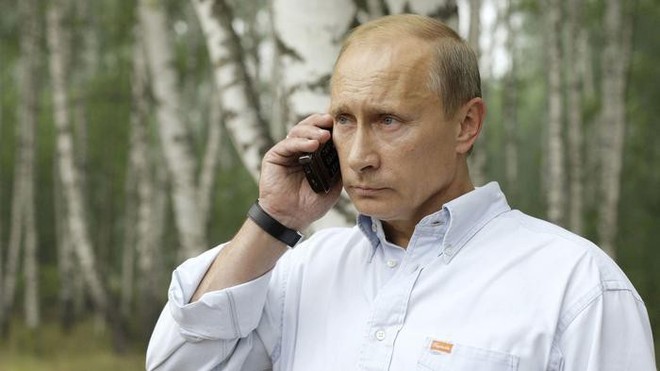 Hé lộ chiếc điện thoại Tổng thống Putin đang dùng: Không phải iPhone! - Ảnh 1.