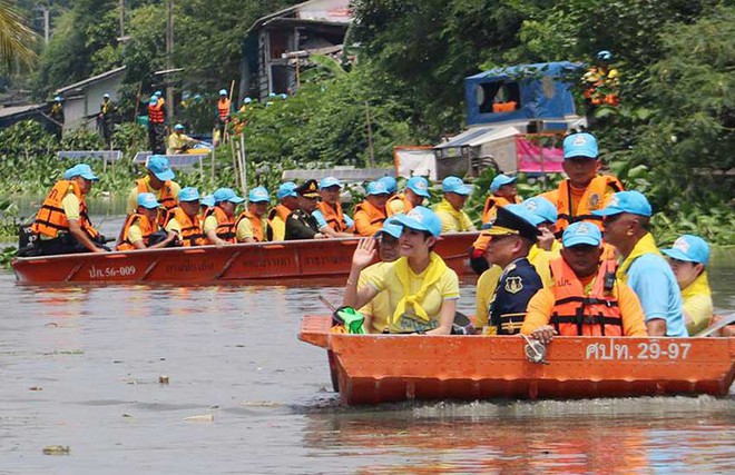 Hoàng quý phi Thái Lan lẻ loi đi sự kiện một mình, gây bất ngờ với phong cách hoàn toàn trái ngược với Hoàng hậu - Ảnh 1.