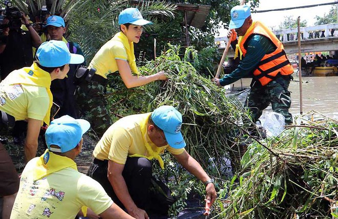 Hoàng quý phi Thái Lan lẻ loi đi sự kiện một mình, gây bất ngờ với phong cách hoàn toàn trái ngược với Hoàng hậu - Ảnh 2.