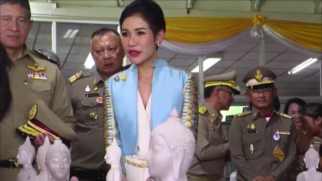 Hoàng quý phi Thái Lan lẻ loi đi sự kiện một mình, gây bất ngờ với phong cách hoàn toàn trái ngược với Hoàng hậu - Ảnh 8.