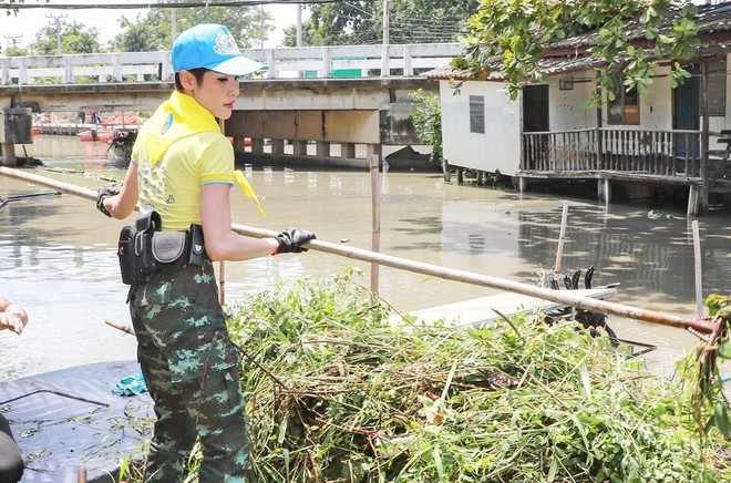 Hoàng quý phi Thái Lan lẻ loi đi sự kiện một mình, gây bất ngờ với phong cách hoàn toàn trái ngược với Hoàng hậu - Ảnh 3.