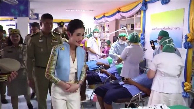 Hoàng quý phi Thái Lan lẻ loi đi sự kiện một mình, gây bất ngờ với phong cách hoàn toàn trái ngược với Hoàng hậu - Ảnh 9.