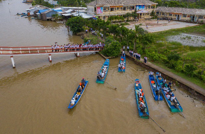 Hành trình trao sách quý nơi kênh rạch chằng chịt Đồng bằng Sông Cửu Long - Ảnh 7.