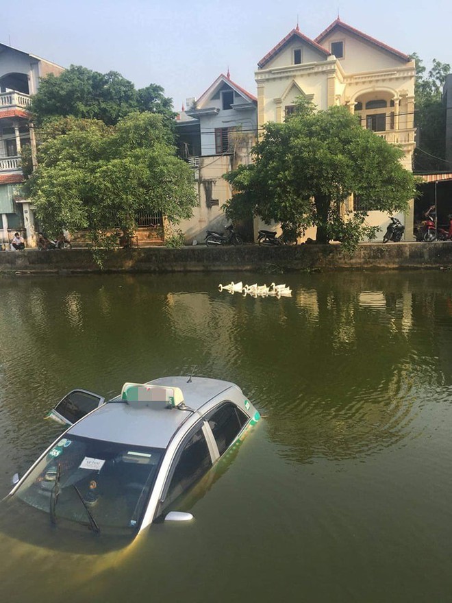 Hiện trường xe taxi chìm nghỉm giữa hồ khiến dân mạng tranh luận không ngừng về nguyên nhân  - Ảnh 1.