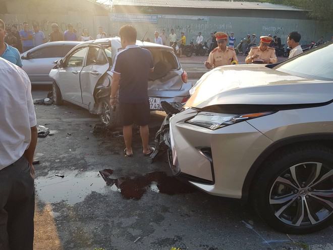 Đoàn xe dừng đèn đỏ bị xe Lexus tông bất ngờ từ phía sau - Ảnh 4.
