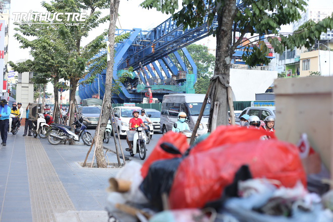 Ngộp thở đi qua những tuyến đường bụi mù ở HN, trong những ngày chất lượng không khí xấu - Ảnh 10.