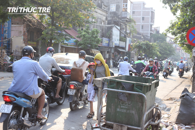 Ngộp thở đi qua những tuyến đường bụi mù ở HN, trong những ngày chất lượng không khí xấu - Ảnh 11.