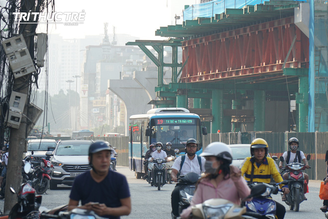 Ngộp thở đi qua những tuyến đường bụi mù ở HN, trong những ngày chất lượng không khí xấu - Ảnh 6.