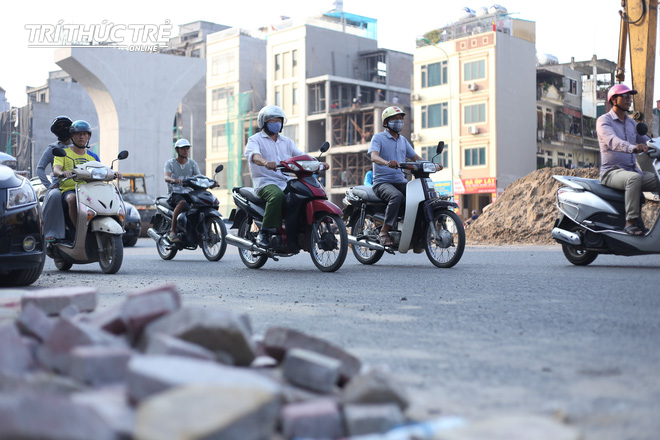 Ngộp thở đi qua những tuyến đường bụi mù ở HN, trong những ngày chất lượng không khí xấu - Ảnh 7.