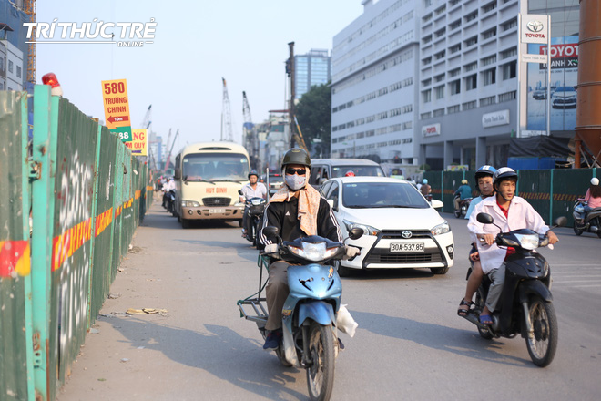 Ngộp thở đi qua những tuyến đường bụi mù ở HN, trong những ngày chất lượng không khí xấu - Ảnh 8.