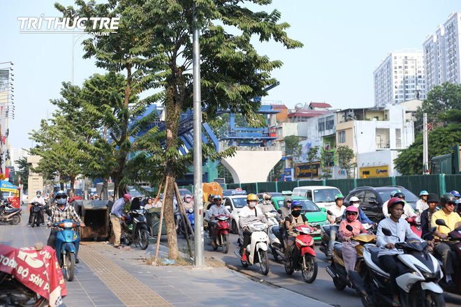 Ngộp thở đi qua những tuyến đường bụi mù ở HN, trong những ngày chất lượng không khí xấu - Ảnh 9.