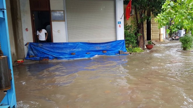 Mưa lớn kéo dài suốt 2 ngày gây sạt lở núi, đè sập một ngôi nhà ở Nghệ An - Ảnh 3.