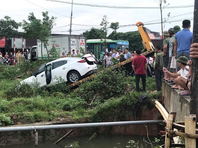 Xe con bị tông bay xuống ruộng, 2 cánh cửa nát bét - Ảnh 6.