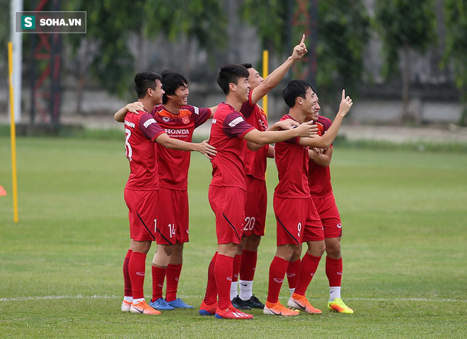 Đoàn Văn Hậu vắng mặt trong buổi tập; HLV Park Hang-seo bàn mưu kế với Đặng Văn Lâm - Ảnh 7.