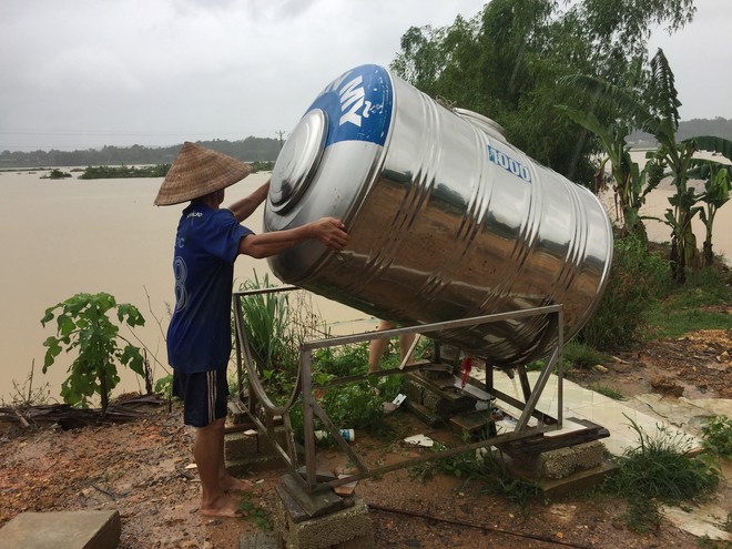 Nước dâng cuồn cuộn, dân hối hả mang đồ cất lên cao để chạy lũ - Ảnh 7.