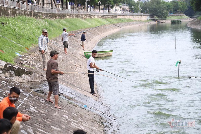 Cần thủ vây kín khu làm sạch của chuyên gia Nhật trên sông Tô Lịch - Ảnh 9.