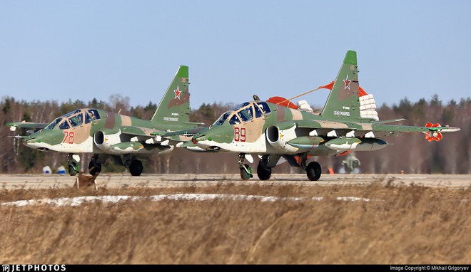 Chiến đấu cơ xe tăng bay Su-25 Không quân Nga vừa rơi, bị phá hủy hoàn toàn - Đang tìm kiếm 2 phi công - Ảnh 3.