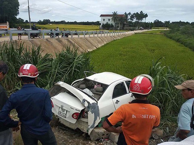 Tàu hỏa húc ô tô bay cắm đầu xuống ruộng lúa, tài xế nguy kịch - Ảnh 2.