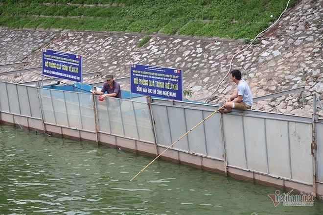 Cần thủ vây kín khu làm sạch của chuyên gia Nhật trên sông Tô Lịch - Ảnh 8.