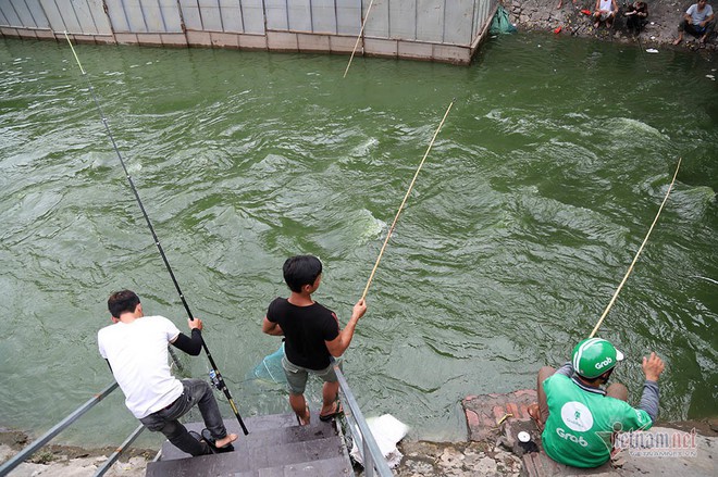 Cần thủ vây kín khu làm sạch của chuyên gia Nhật trên sông Tô Lịch - Ảnh 10.