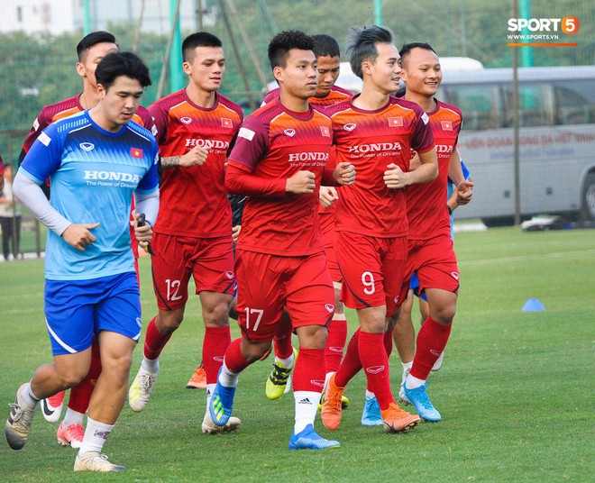 Xuân Trường, Văn Thanh không hổ danh là những nghệ sĩ sân cỏ với màn tâng bóng đầy ấn tượng trong buổi tập của đội tuyển Việt Nam - Ảnh 1.