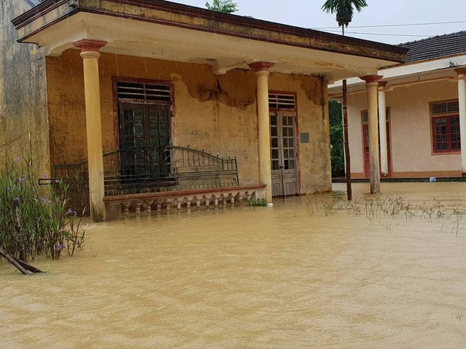 Hàng trăm trường học hoãn khai giảng vì mưa lũ  - Ảnh 1.