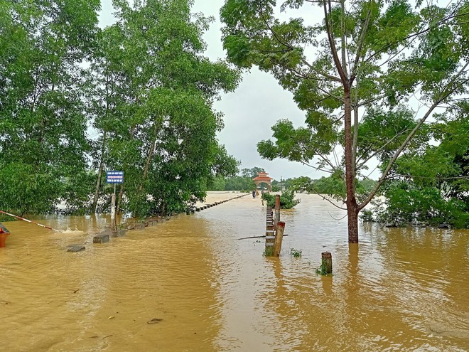 Cận cảnh những ngôi nhà bị nước bao vây gần chạm nóc trong rốn lũ tại Hà Tĩnh - Ảnh 1.