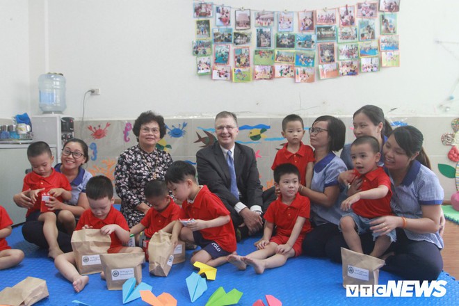 Đại sứ Mỹ tham gia múa lân, nặn bánh đón Trung thu cùng thiếu nhi Việt Nam - Ảnh 10.