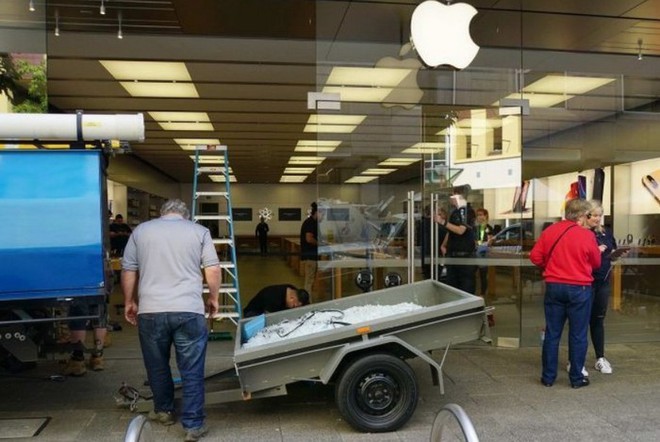 Dùng búa tạ phá Apple Store lúc sáng sớm, toán cướp lấy đi số iPhone trị giá 300.000 USD - Ảnh 3.