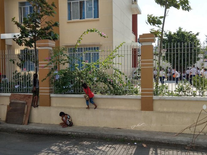 Bức ảnh đứa trẻ rưng rưng nước mắt, bán cờ hoa bên đường ngày khai giảng gây xúc động - Ảnh 4.