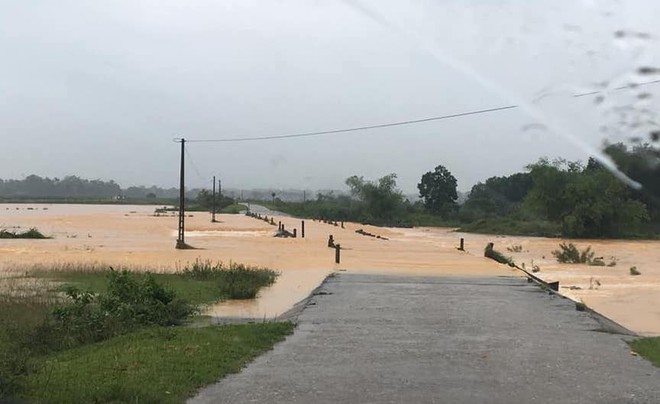 Cận cảnh những ngôi nhà bị nước bao vây gần chạm nóc trong rốn lũ tại Hà Tĩnh - Ảnh 22.