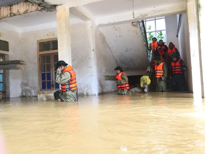 Cận cảnh những ngôi nhà bị nước bao vây gần chạm nóc trong rốn lũ tại Hà Tĩnh - Ảnh 20.