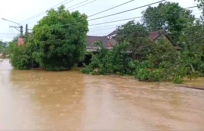 Cận cảnh những ngôi nhà bị nước bao vây gần chạm nóc trong rốn lũ tại Hà Tĩnh - Ảnh 11.